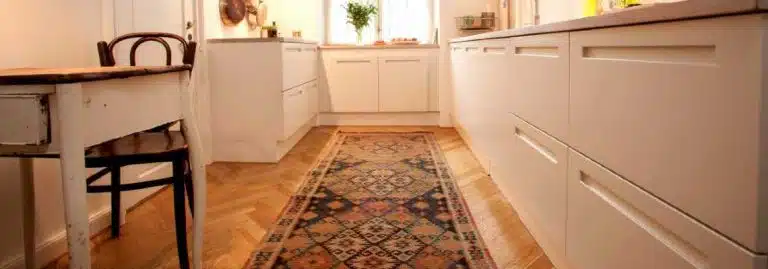 Tæpper til køkkenet giver rummet nyt liv. Et tæppe til køkkenet er et køkkentæppe. Køkkentæpper er ofte af høj kvalitet og farverigt.