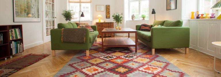 Tæpper til sofaen giver stuen liv og farver.