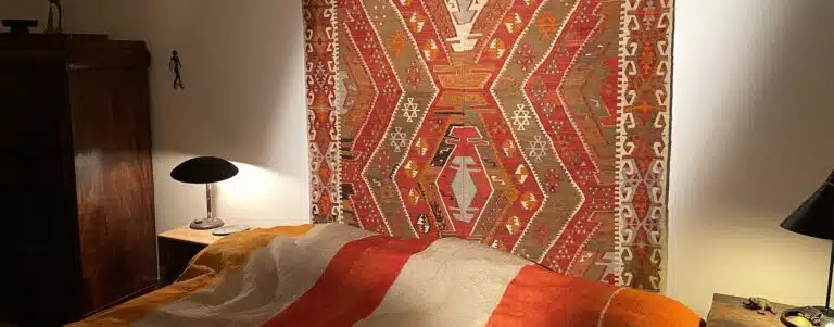 Vægtæpper er kunst i boligen. Et vægtæppe giver varme og farver i rummet.