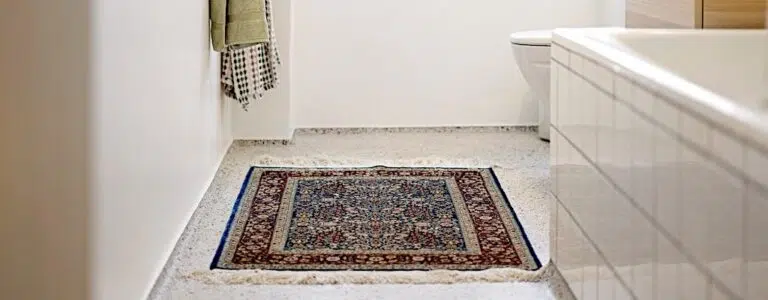Tæpper til badeværelset er en moderne trend. Et tæppe til badeværelse giver glæde i boligen.