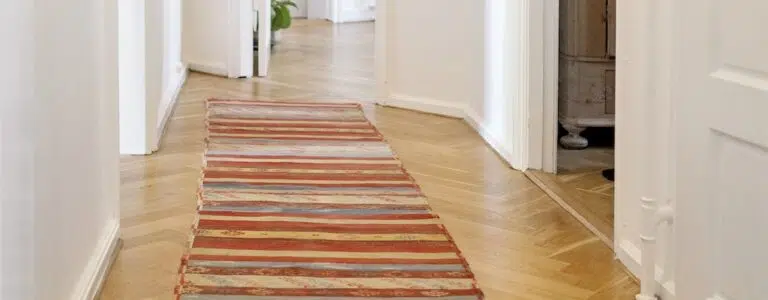 Tæpper til gangen lyser op i boligen. Et tæppe til gangen giver stemning i hjemmet. En gang med gulvtæppe er moderne.