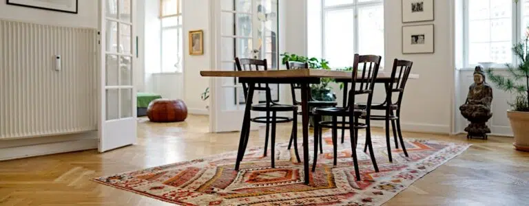 Tæpper under spisebordet skaber stemning og hygge. Med et tæppe under spisebord kan man nyde indretningen med stor glæde.