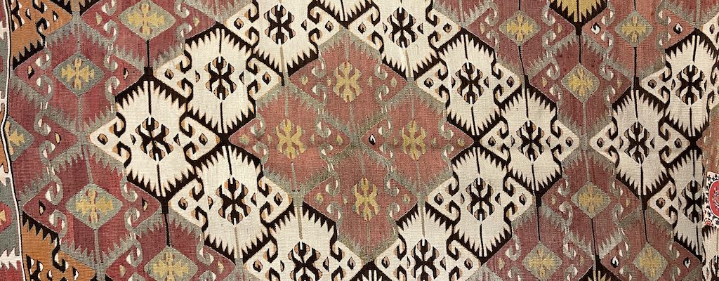 Tyrkiske tæpper er både knyttede tæpper og fladvævede kelim tæpper. Et tyrkisk tæppe er berømt for smukke symboler og mønstre.