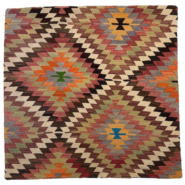 En kelim pude tilføjer kunst og farver i din stue eller soveværelse.