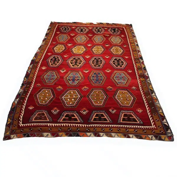 Tæpper under spisebord bringer kunst ind i rummet.