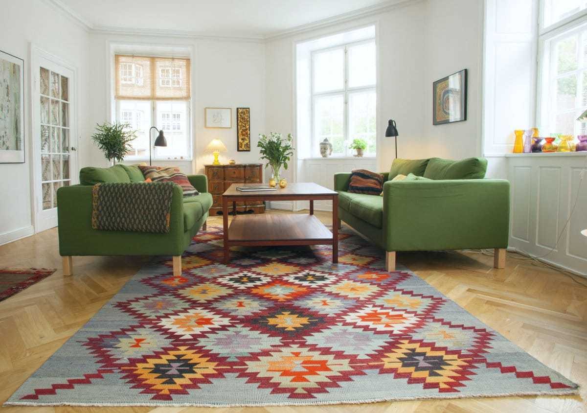 Orientalske tæpper er indrettet smukt i stuen i København.