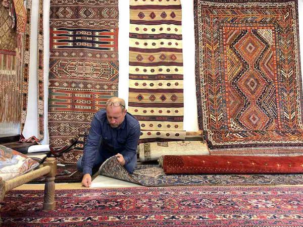 skridsikre underlag til gulvtæpper i forskellige størrelser.