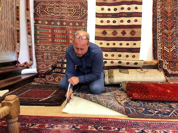 skridsikkert underlag til tæppe i stue med høj stabilitet.